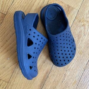 Toddler Totes water shoes size 5/6